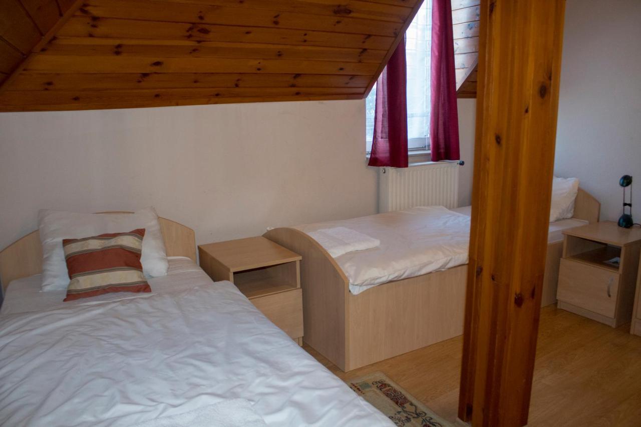 Gilde Panzio Bed & Breakfast Pilisvorosvar Exterior photo